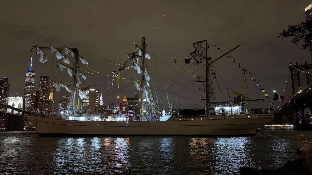 2 dead, 19 injured after Mexican naval ship hits Brooklyn Bridge