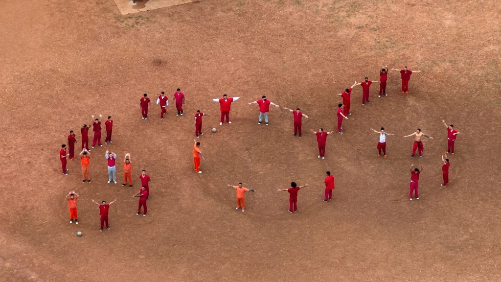 Detainees signal SOS outside migrant facility ahead of deportations