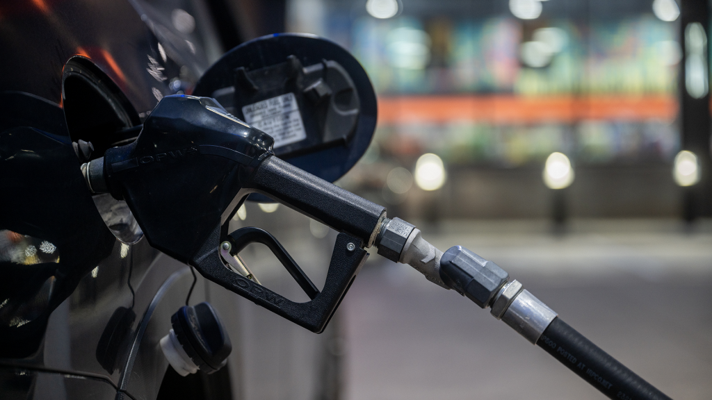 Americans spending less to fill up tanks as gas prices drop over holiday weekend
