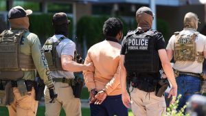 Federal agents arrest migrants outside immigration courts