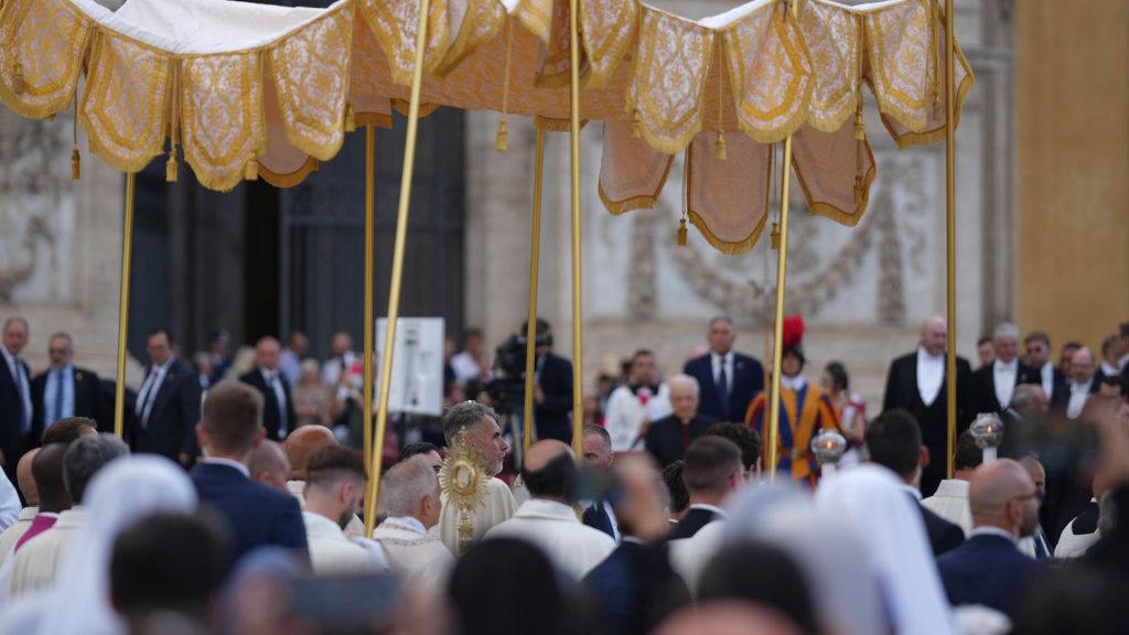 Pope Leo leads Corpus Christi procession, calls for peace