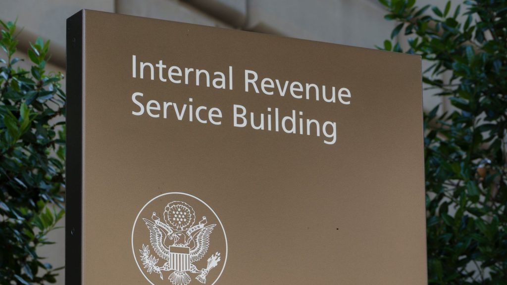 IRS says pastors can endorse politicians without losing tax-exempt status