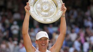 Iga Swiatek makes history with dominant Wimbledon win
