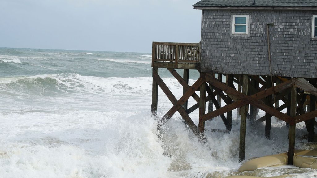 Flooding, beach closures as Hurricane Erin brushes East Coast