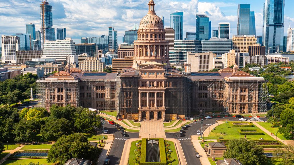 Texas Democrats leave state to delay GOP redistricting vote