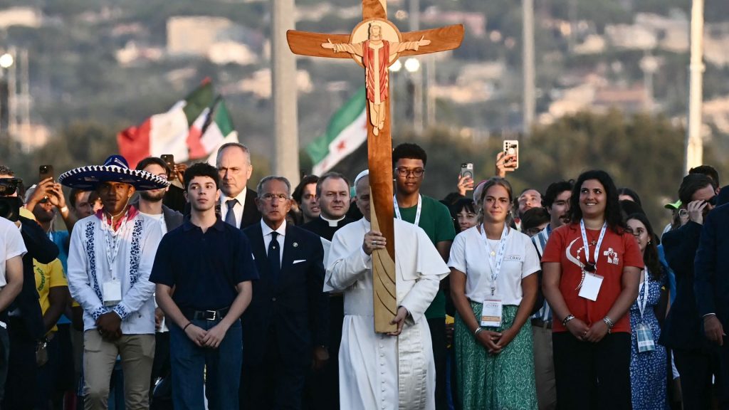 Pope leads youth jubilee with slumber party and Mass; enjoys Chicago pizza