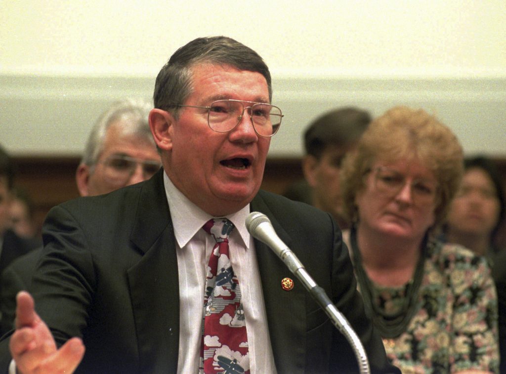 Duke Cunningham, Navy flying ace who later accepted bribes, dies at 83
