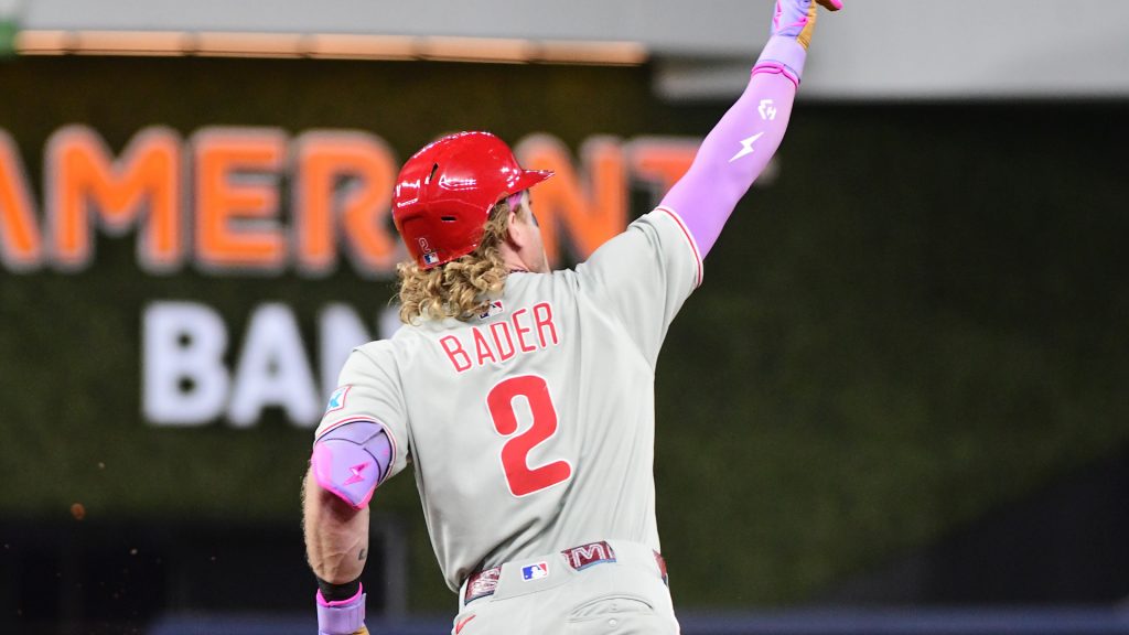 Dispute over home run ball at Phillies-Marlins game goes viral