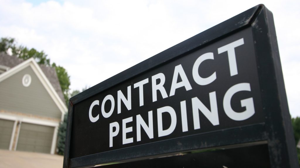 Pending home sales rise in August as mortgage rates fall