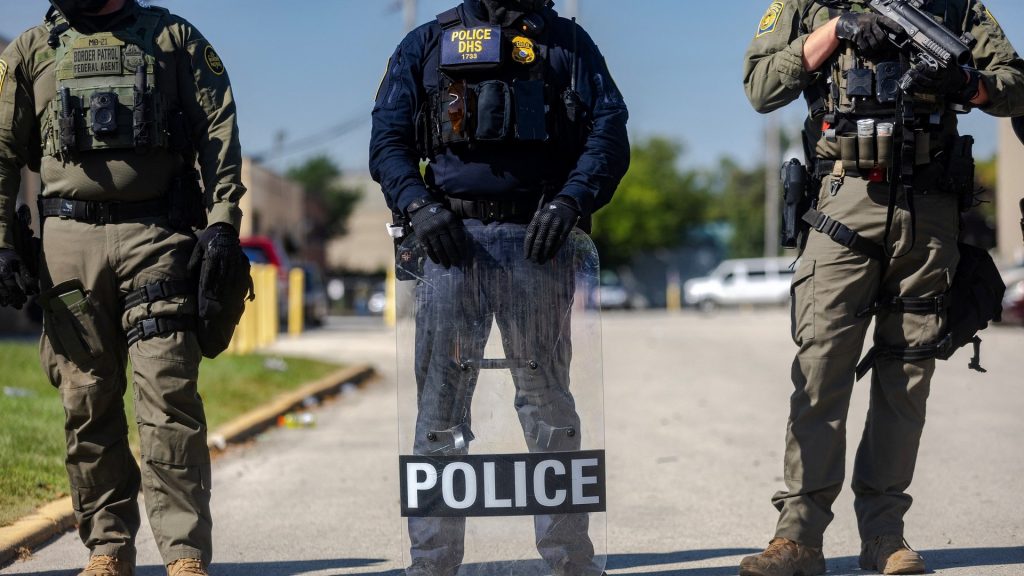 Chicago press, protesters allege DHS civil rights violations at ICE facility