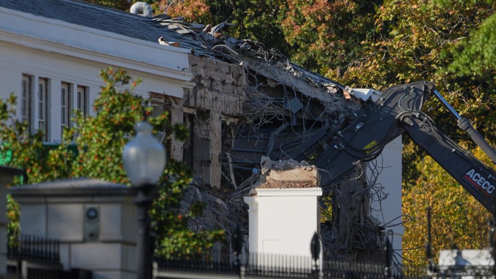 Demo crews tear into East Wing of White House for ballroom construction