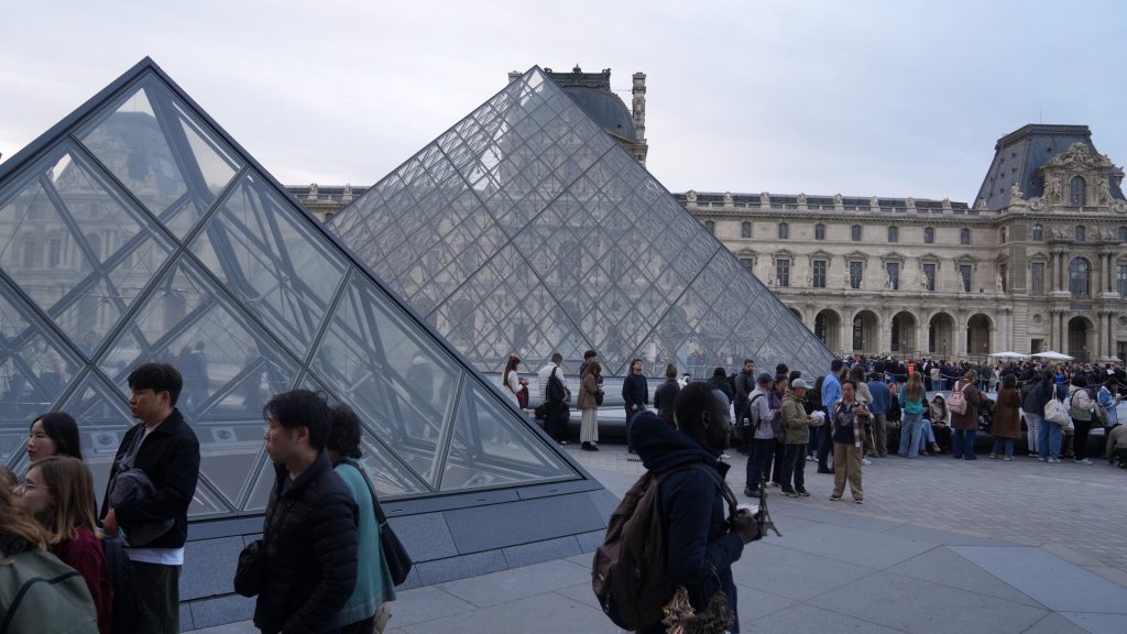 DNA found in helmet, glove at Louvre crime scene