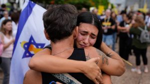 Israeli lawmakers ratify ceasefire as families react