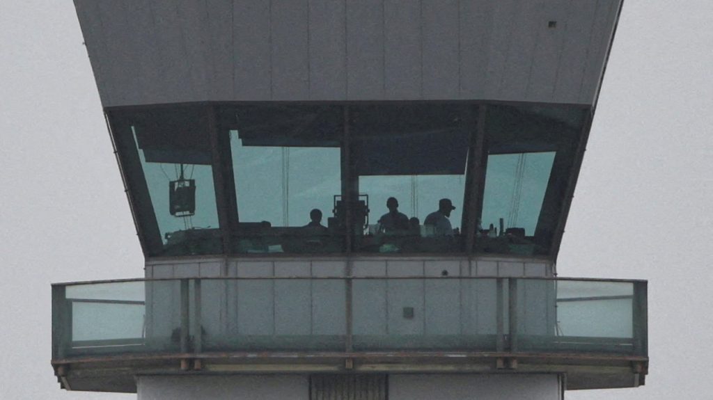 Thousands of air traffic controllers not getting bonus for working during shutdown