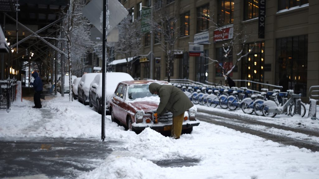New York, surrounding area hit with snow and ice; Thousands of flights delayed