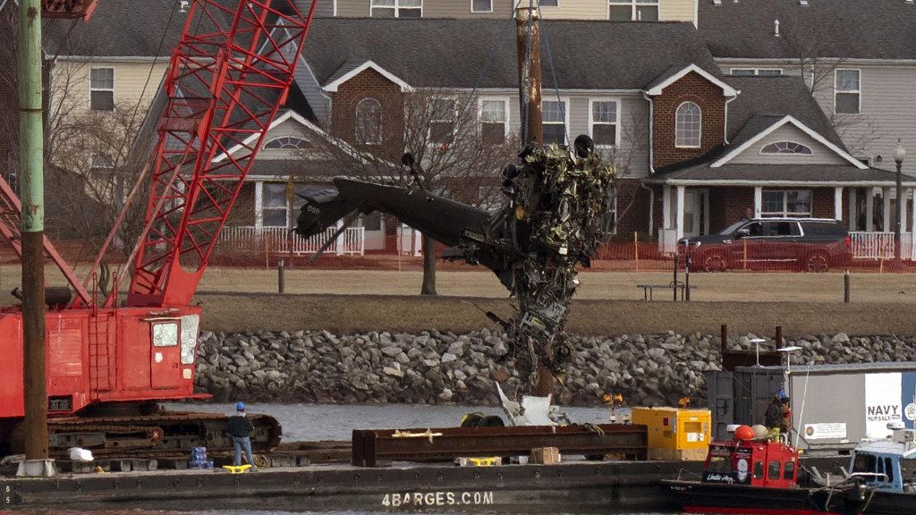 Federal government acknowledges fault in midair crash that killed 67 people