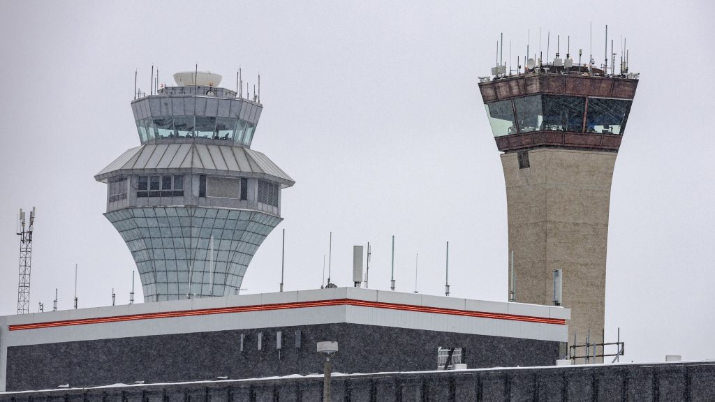 Senator demands $10,000 bonuses for all air traffic controllers, not just select few