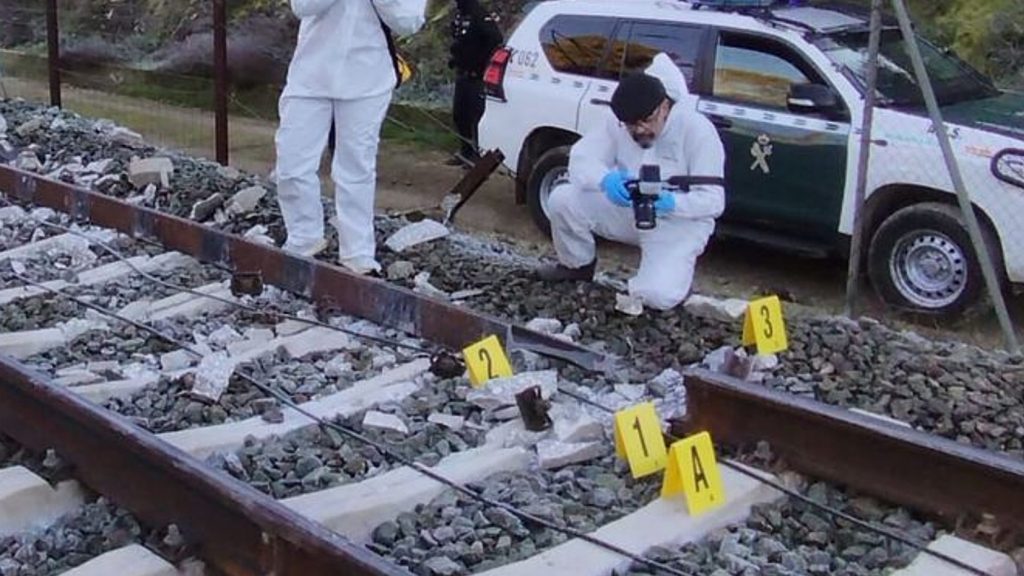 Investigators analyze break in track as 40 confirmed dead in Spain train crash