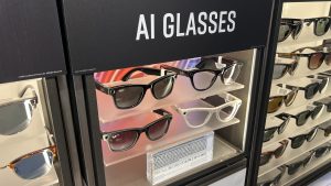 Why Meta is waiting for the right moment to introduce smart glasses with facial recognition