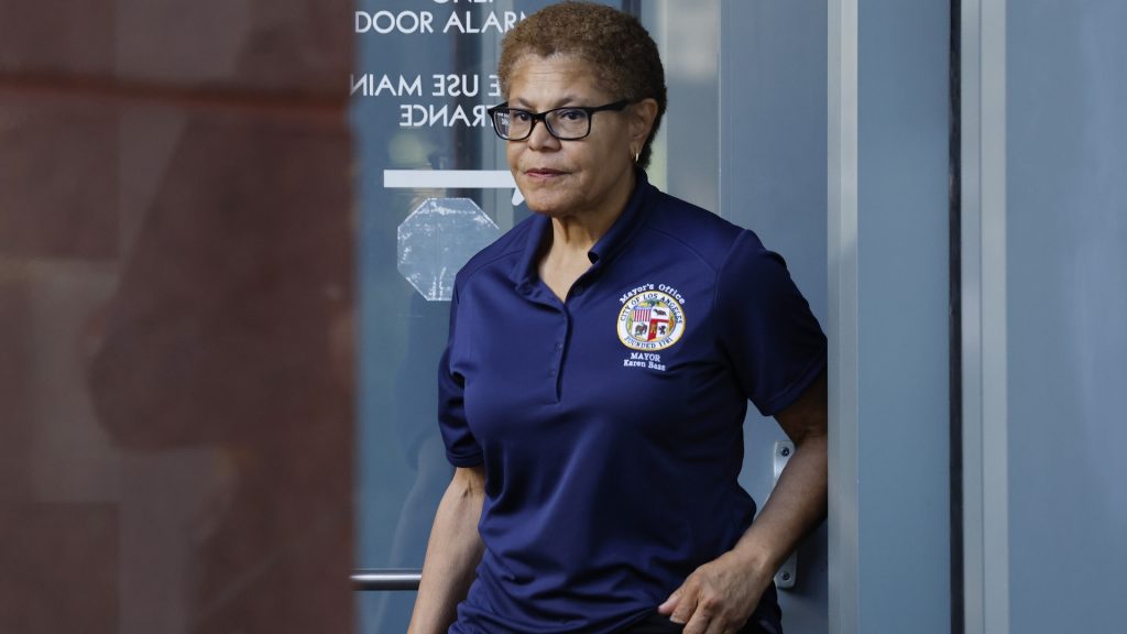 Palisades community reacts to claims LA Mayor Bass altered fire report