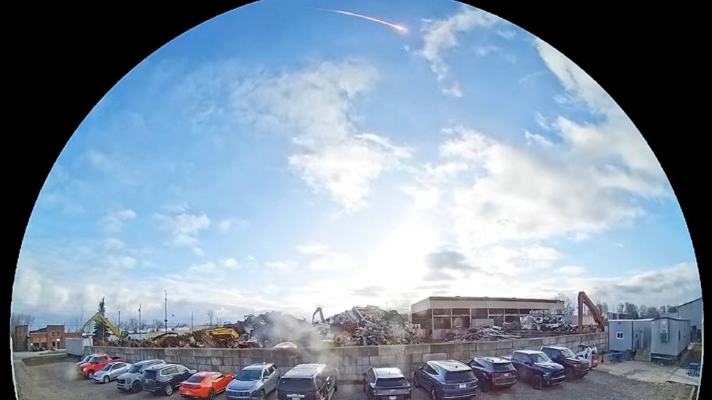 Meteor streaks across eastern sky, triggers sonic boom