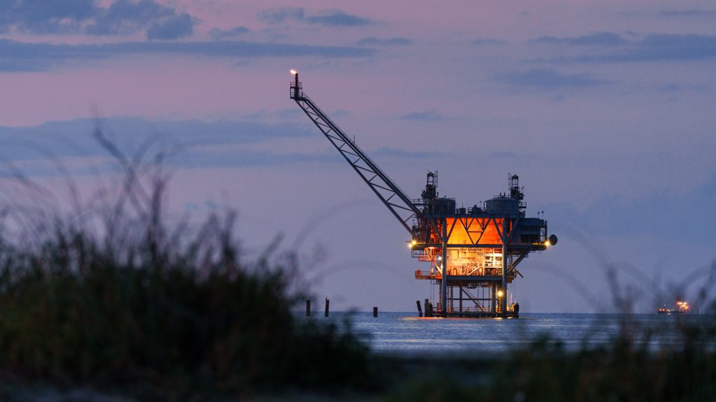 Why record US oil output isn’t keeping gas prices low