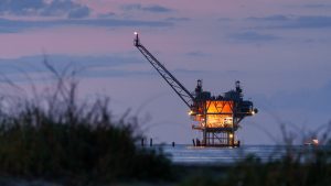 Why record US oil output isn’t keeping gas prices low