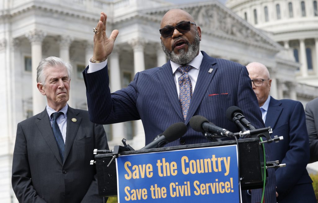 Judge orders VA to reinstate contract with employee union