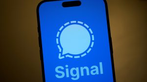 Apple patches bug that let FBI access deleted Signal messages