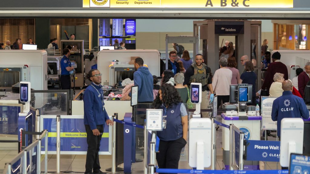 ‘Reckless’: Sen. Duckworth calls for TSA to scrap shoes-on policy 