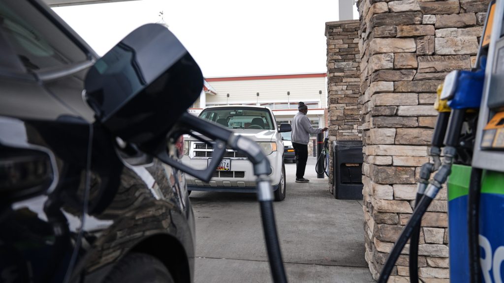 White House pushes for E15 fuel sales year-round in bid to lower fuel prices