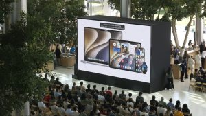Apple says Siri is getting smarter. It needs to convince investors, too