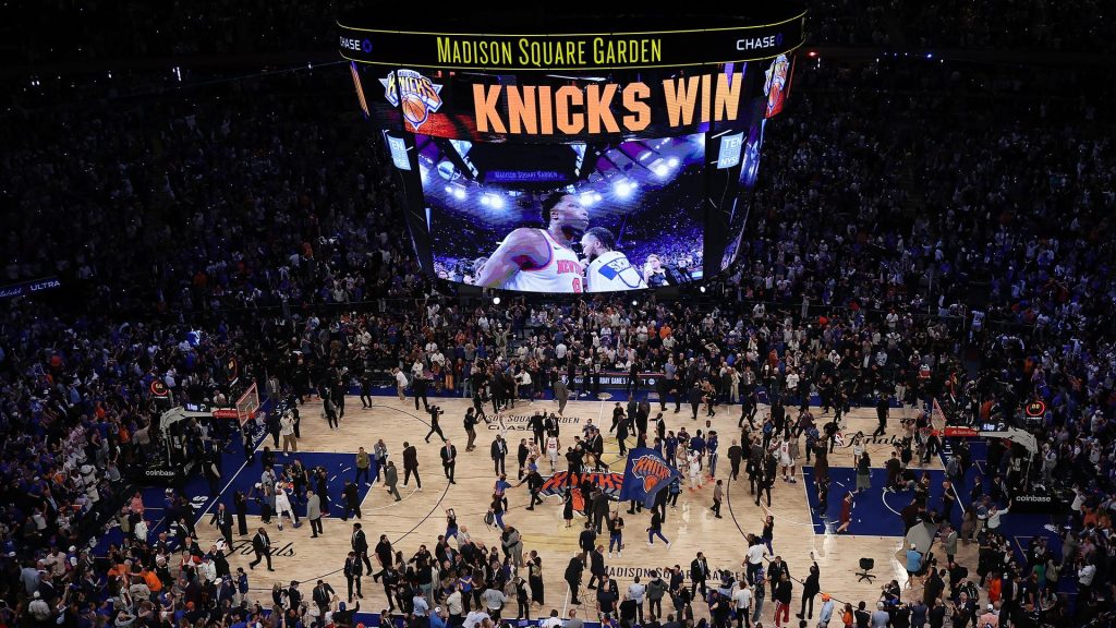 Knicks rally from 29 down, move within one win of title