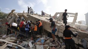 Global help arrives, search for survivors continues as Venezuela death toll tops 500
