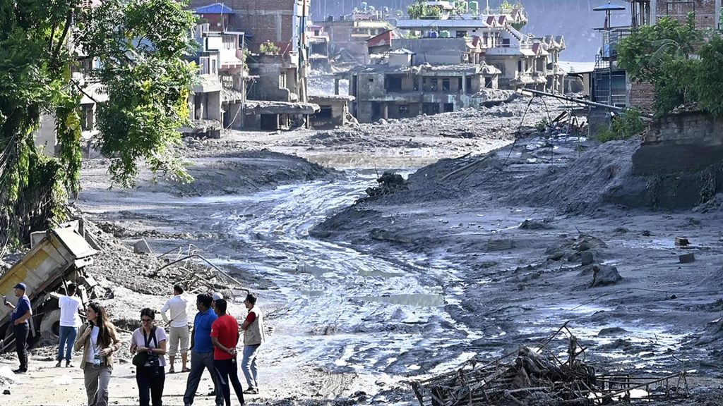 Hundreds feared dead as new flood threat stalls rescue efforts in Nepal, Tibet