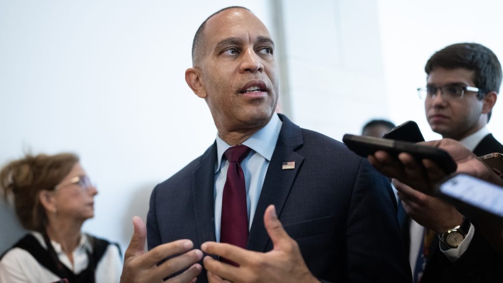 Jeffries quietly meets with Jared Kushner as House control hangs in balance: Report