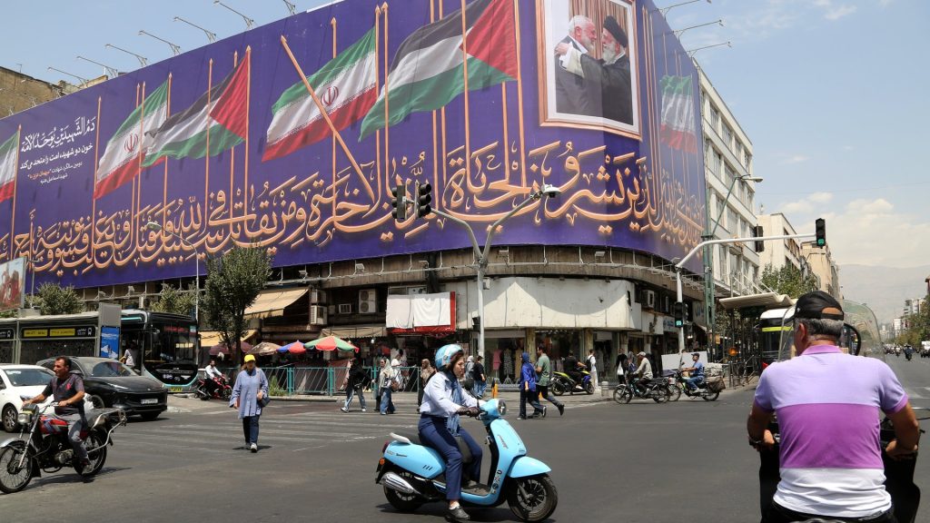 Pakistan army official going to Iran, reportedly plans to discuss US sanctions
