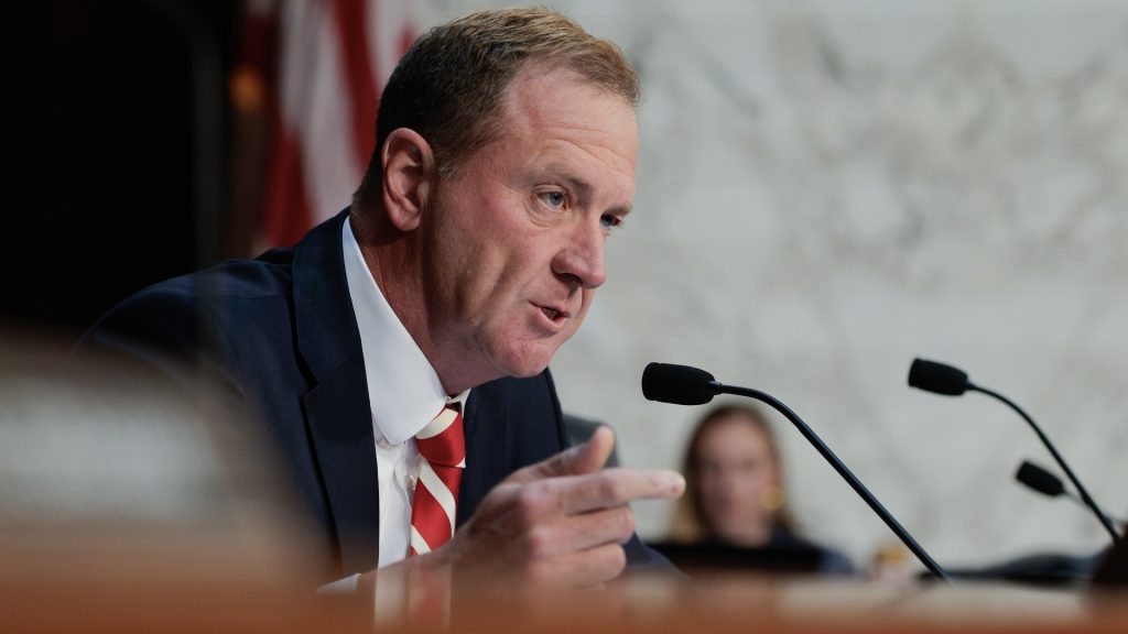 Senator mixes up Iowa Hawkeyes with Atlanta Hawks during Jack Smith hearing
