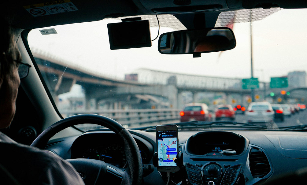 Distracted Driving Statistics 2026 – Phones, Infotainment, Smoking and Other Risks Behind the Wheel