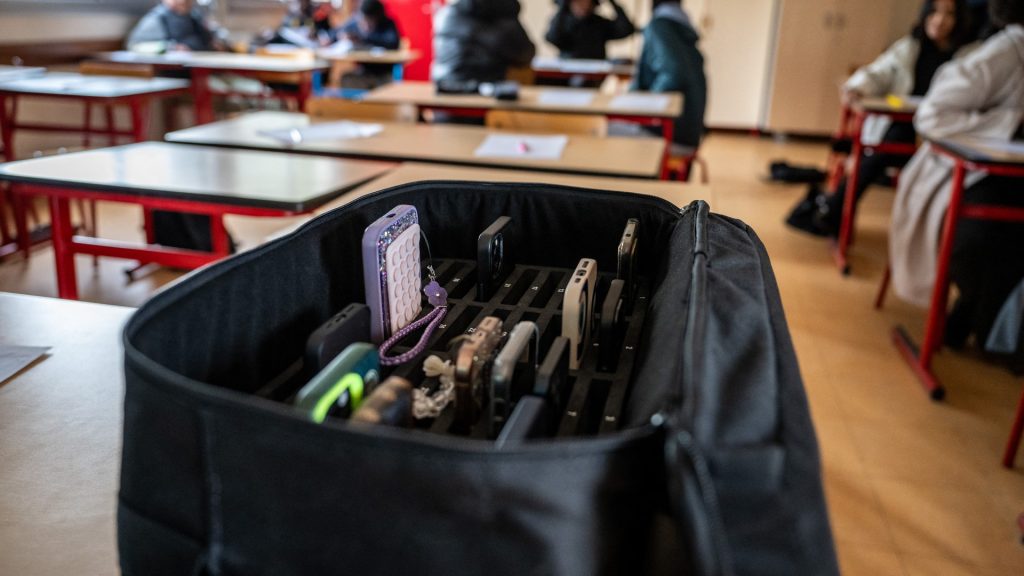Bipartisan bill would reward states for banning cellphones in schools