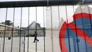 French museums closed as officials brace for another weekend of protests